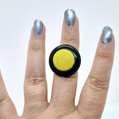 RING KNAPPAR SVART & GUL