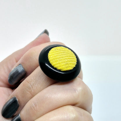 RING KNAPPAR SVART & GUL